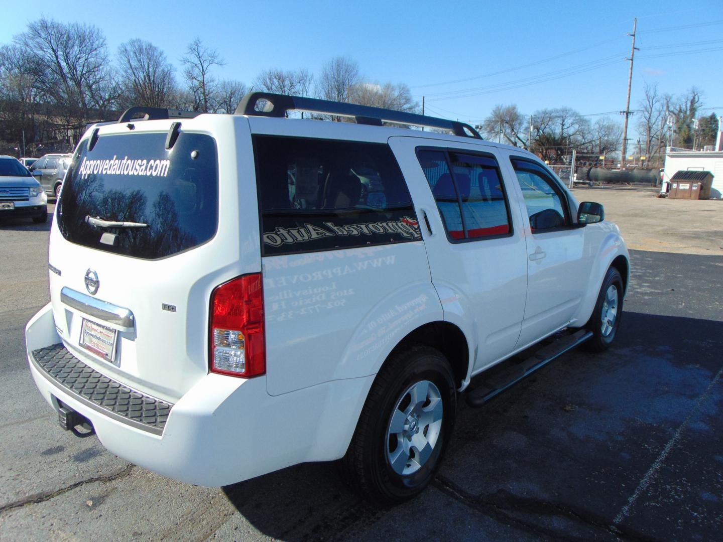 2010 White Nissan Pathfinder (5N1AR1NN7AC) with an V6 4.0 Liter engine, Automatic, 5-Spd w/Overdrive transmission, located at 2105 Dixie Hwy, Louisville, KY, 40210, (502) 772-3333, 38.220932, -85.795441 - Photo#14